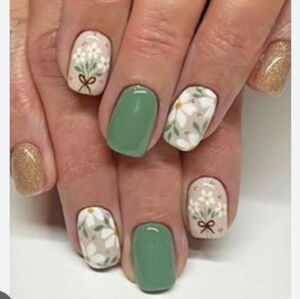 🔥3/$21 Floral and Green Press On Nails Set